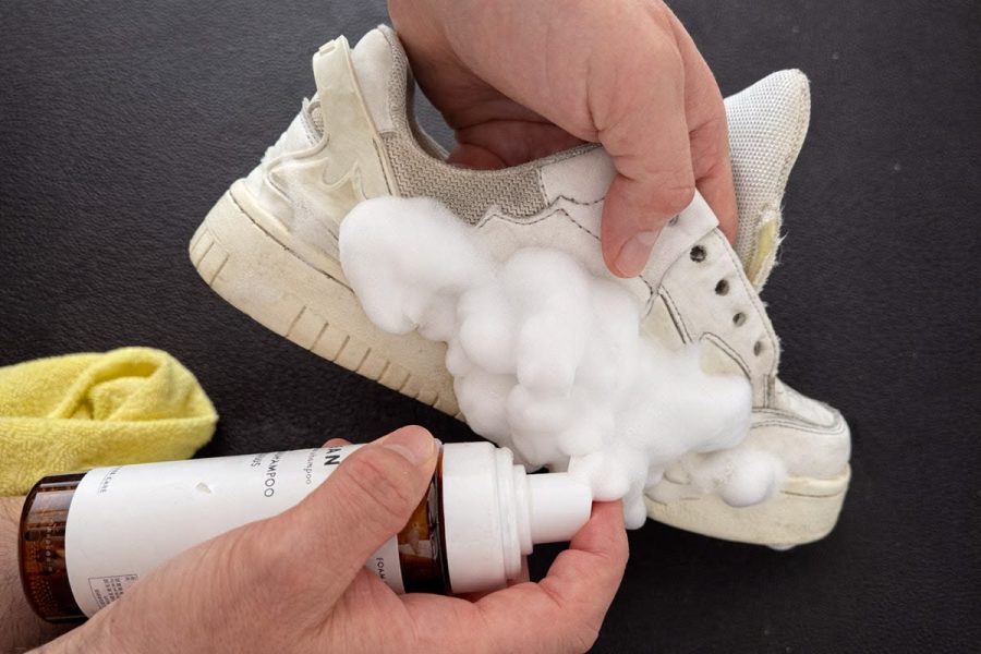 vệ sinh giày, giặt giày trắng Bắc Ninh, vệ sinh sneaker trắng, làm sạch giày trắng, tẩy ố giày trắng, vệ sinh giày trắng bị ố vàng